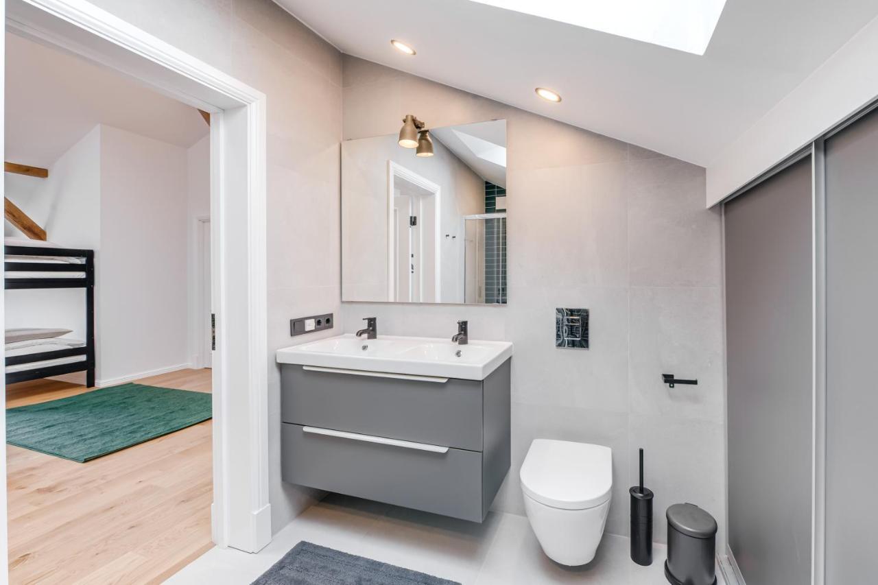 Big Design Apt - Sleeps 12 - Best Location Рига Экстерьер фото