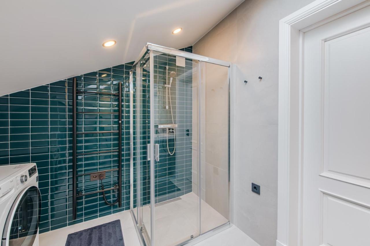 Big Design Apt - Sleeps 12 - Best Location Рига Экстерьер фото